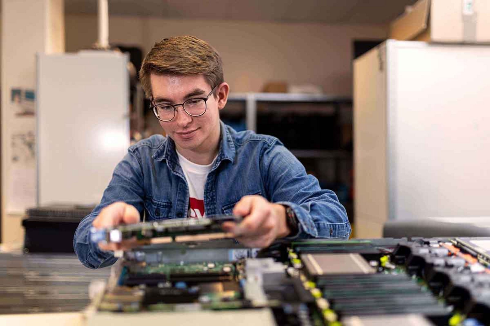 Junger Mann arbeitet an Computerkomponenten