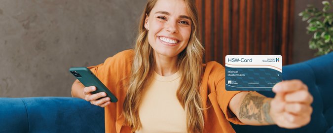 junge Frau mit der Hertener Stadtwerke-Card