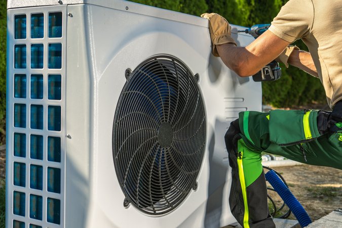 Handwerker installiert eine Wärmepumpe