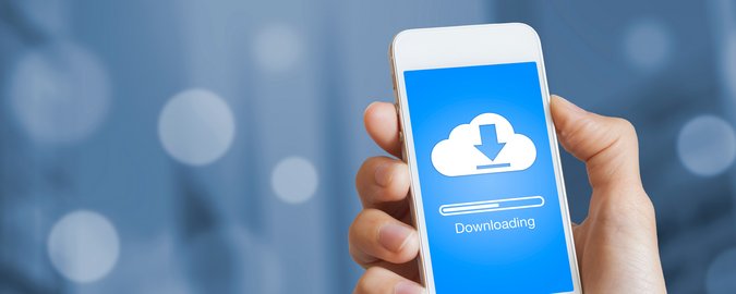 Jemand hält ein weißes Handy in der Handy auf den ein Download Bereich gezeigt wird in blau weiß. Dahinter ist ein blau-grauer Hintergrund mit weißen Kreisen.