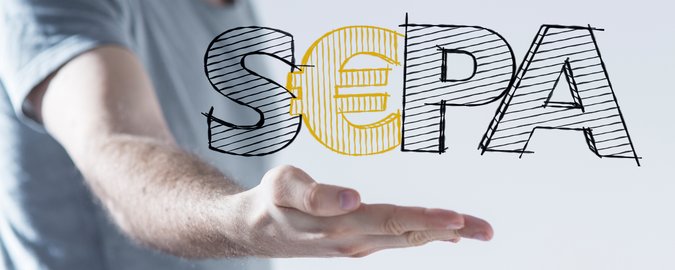 eine offene Hand auf der in farbiger Schrift "SEPA" schwebt. Das E wurde durch ein Euro Symbol ersetzt und in gelber Farbe hervorgehoben.