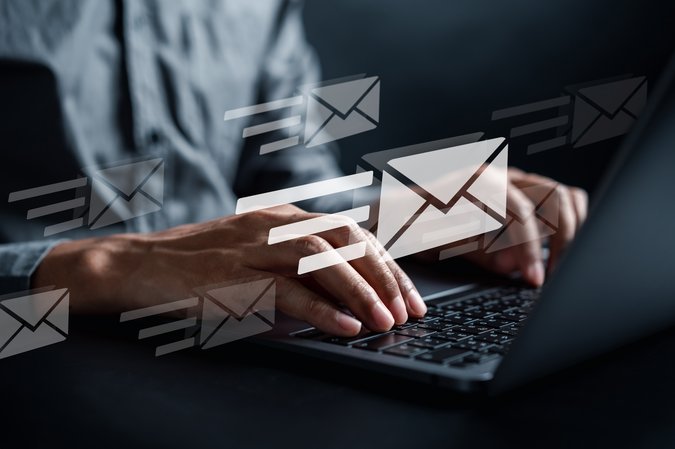 Newsletter der Stadtwerke Herten Person vor Laptop, seine Hände tippen auf die Tastatur