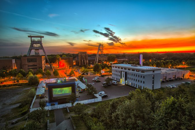 Sommerkino in Herten Open Air Kino im Abendrot im Ruhrgebiet