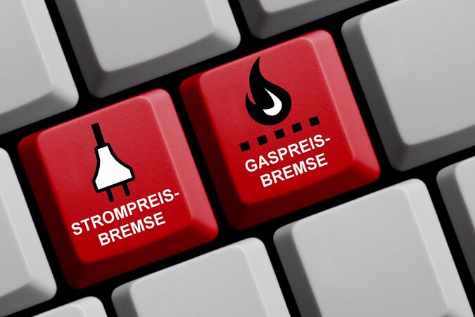 Energiepreisbremse Hertener Stadtwerke Zwei rote neue Tasten werden auf einer weißen Tastatur hervorgehoben. Darauf steht Gaspreisbremse und Strompreisbremse.